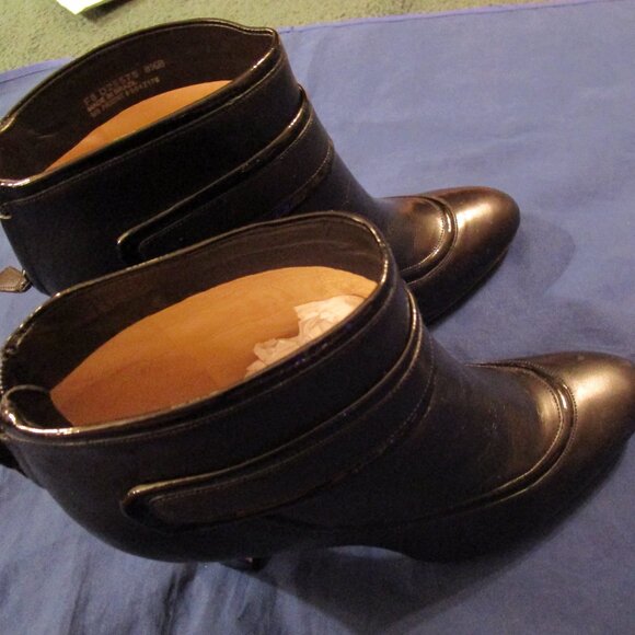 COLE HAAN WOMAN'S BLACK ANKLE BOOTS-SIZE 8.5 - Picture 4 of 15